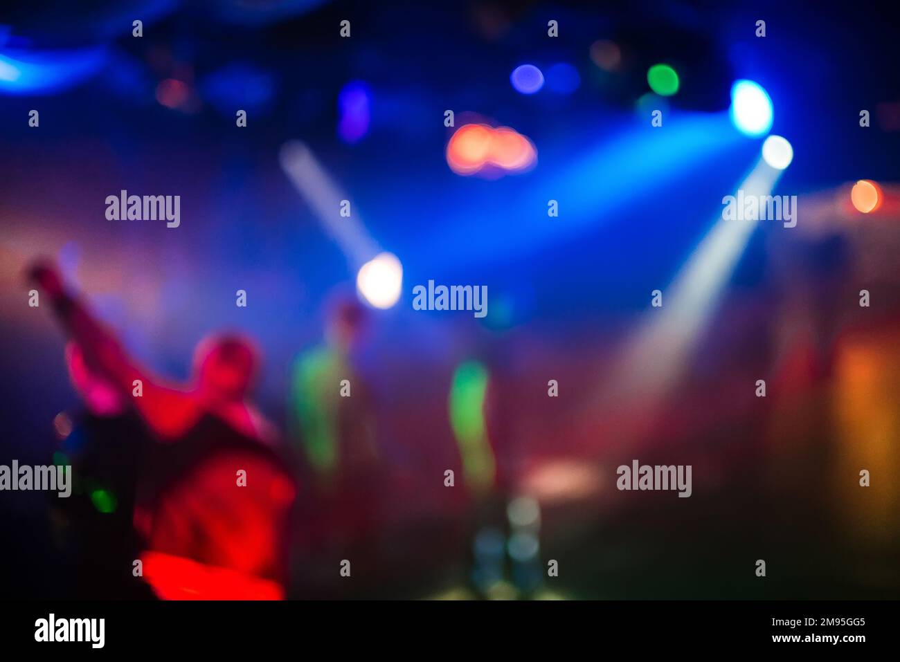Verschwommener abstrakter Hintergrund für Partys mit mehrfarbigem Licht von den hellen Spots und Spots Bokeh Stockfoto