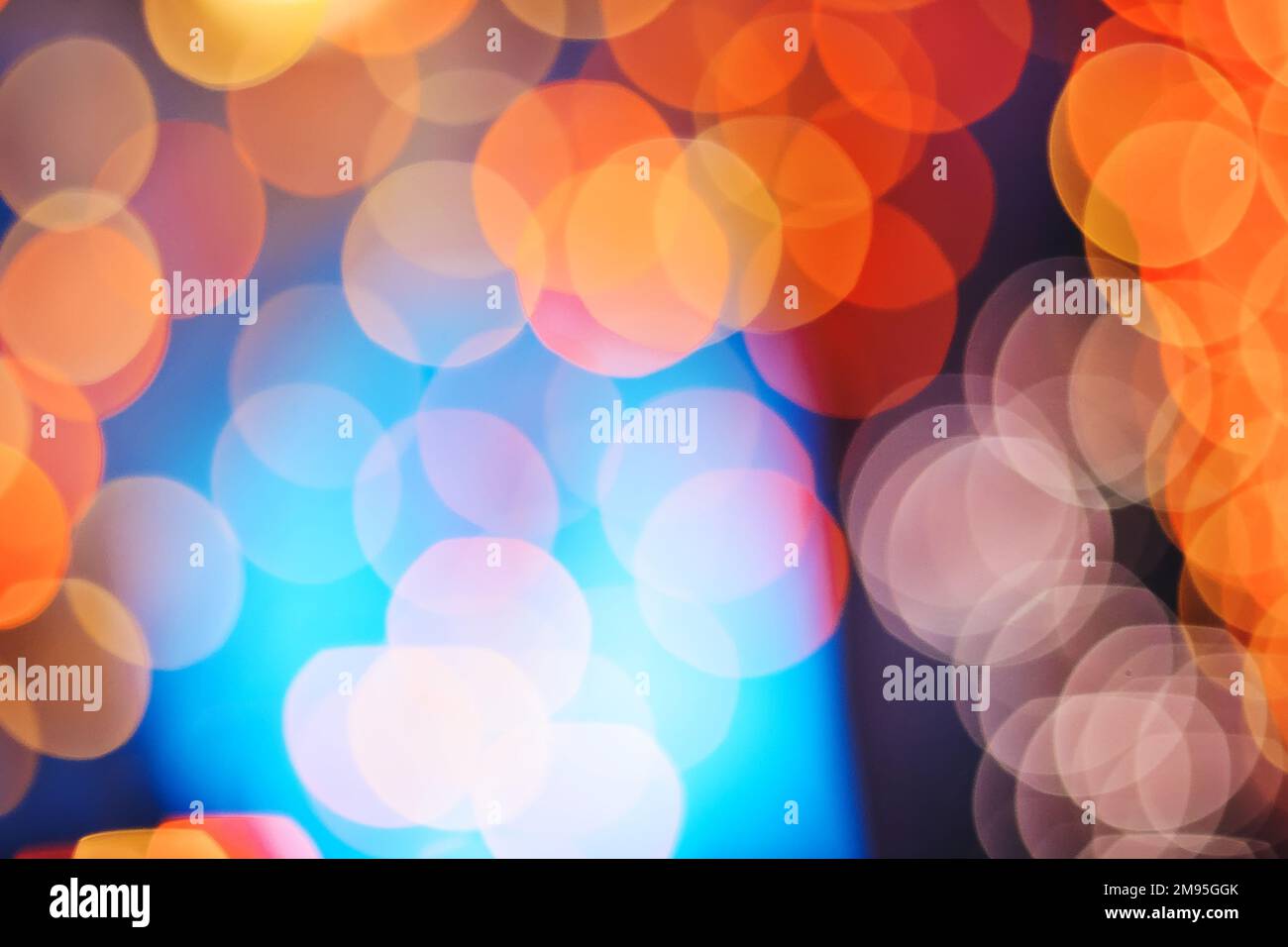 Orangefarbenes Bokeh für einen wunderschönen, verschwommenen abstrakten Hintergrund Stockfoto