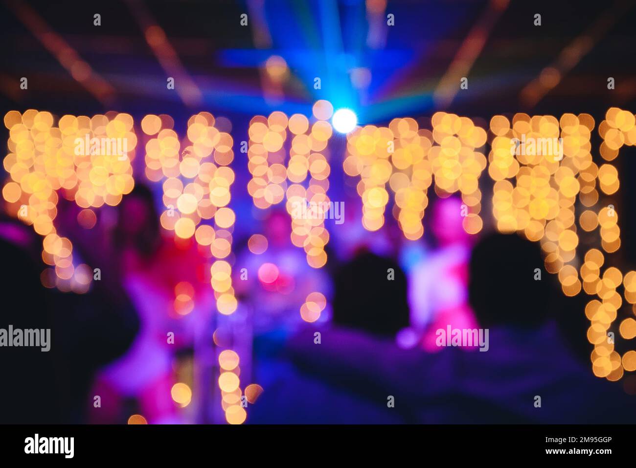 Verschwommener Hintergrund im Nachtclub mit hellem, mehrfarbigem Bokeh Stockfoto