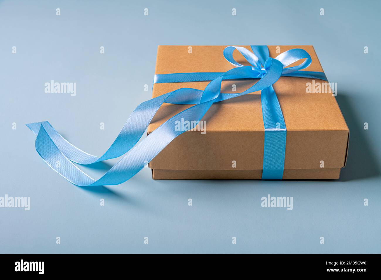 Elegante Geschenkbox auf blauem Hintergrund. Stockfoto