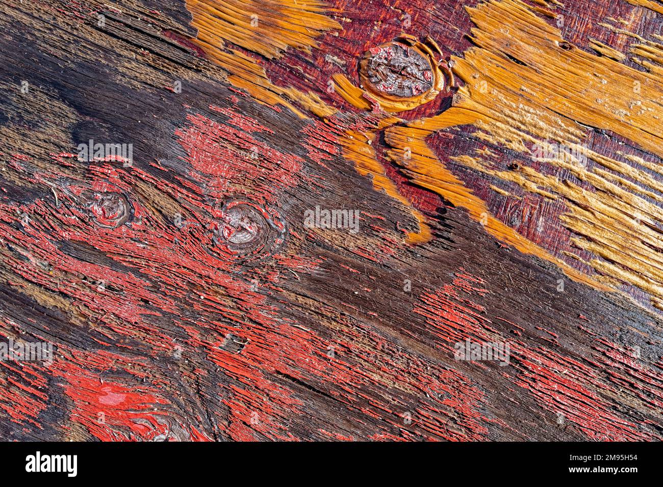 Verblasste Farbe, die von einer verrotteten Holzplatte abblättert Stockfoto