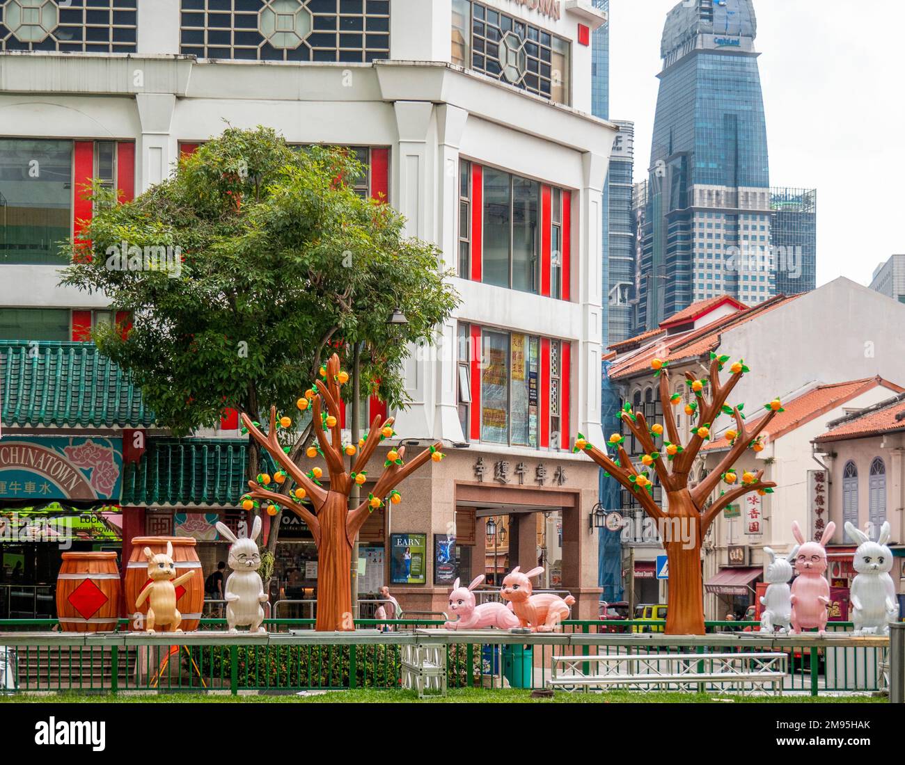Dekorationen zum chinesischen Neujahr für das Jahr des Hasen über der New Bridge Road Chinatown Singapur. Stockfoto