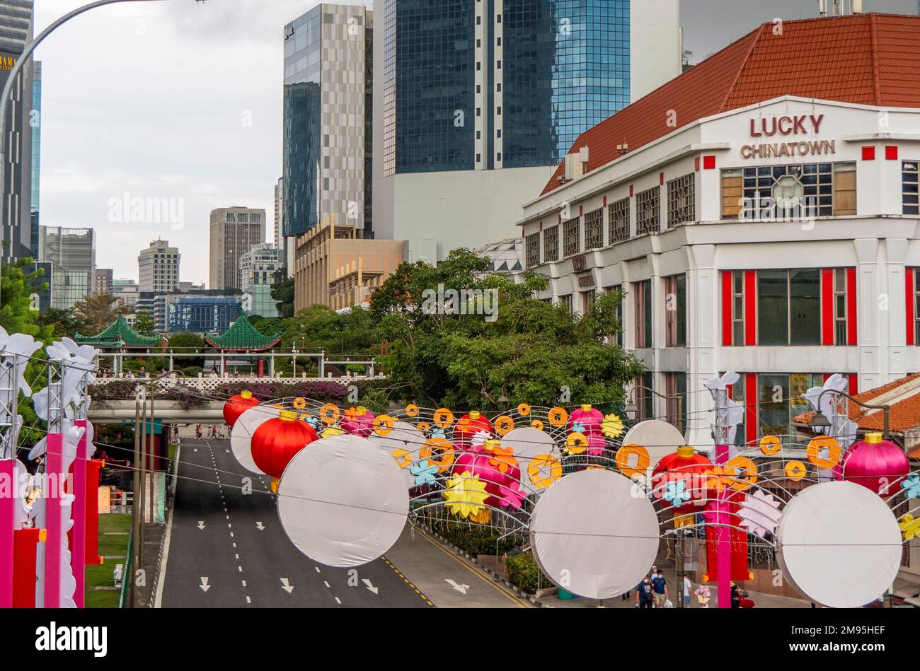 Dekorationen zum chinesischen Neujahr für das Jahr des Hasen über der New Bridge Road Chinatown Singapur. Stockfoto