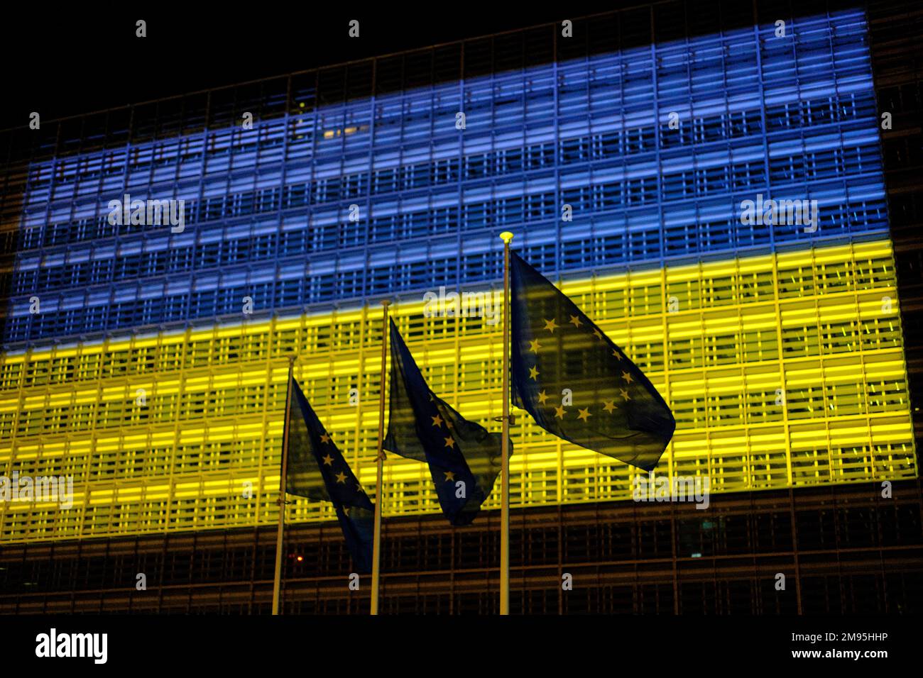Belgien, Brüssel, Mai 2022: Fassade des Berlaymont-Gebäudes, Sitz der Europäischen Kommission, erleuchtet in den Farben der ukrainischen Flagge. Stockfoto