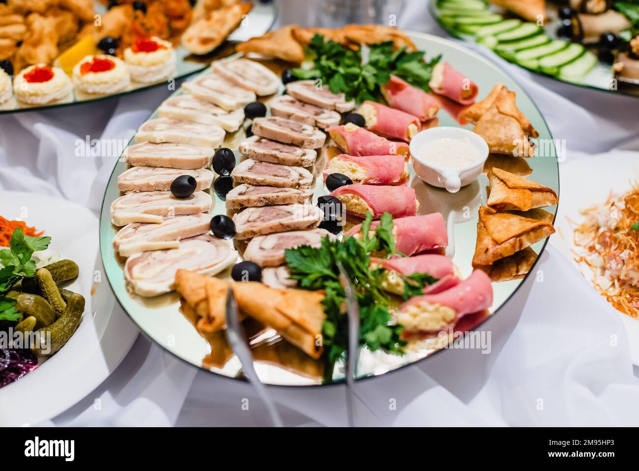 Aufschnitt von Fleisch auf dem Teller mit Sauce und Oliven im Restaurant Stockfoto