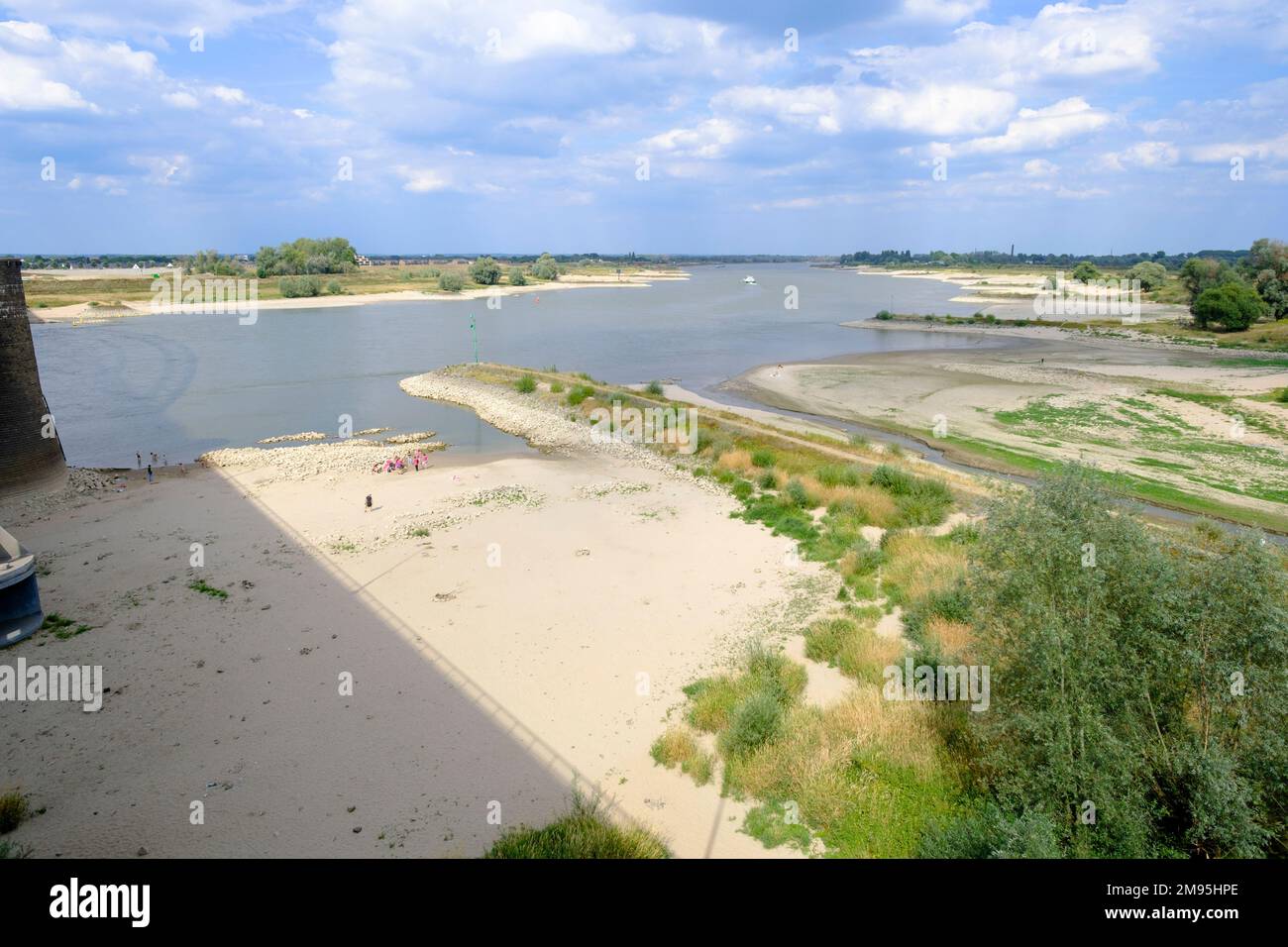Niederlande,Ooyse Schependom, 23. August 2022: Ufer der Waal, Rheindelta, während der Dürre des Sommers 2022 Stockfoto