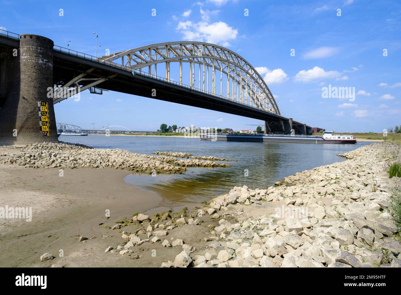 Niederlande, Ooyse Schependom, 23. August 2022: Flusstransport auf der Waal, Rheindelta, während der Dürre des Sommers 2022. Chemikalientanker an Stockfoto