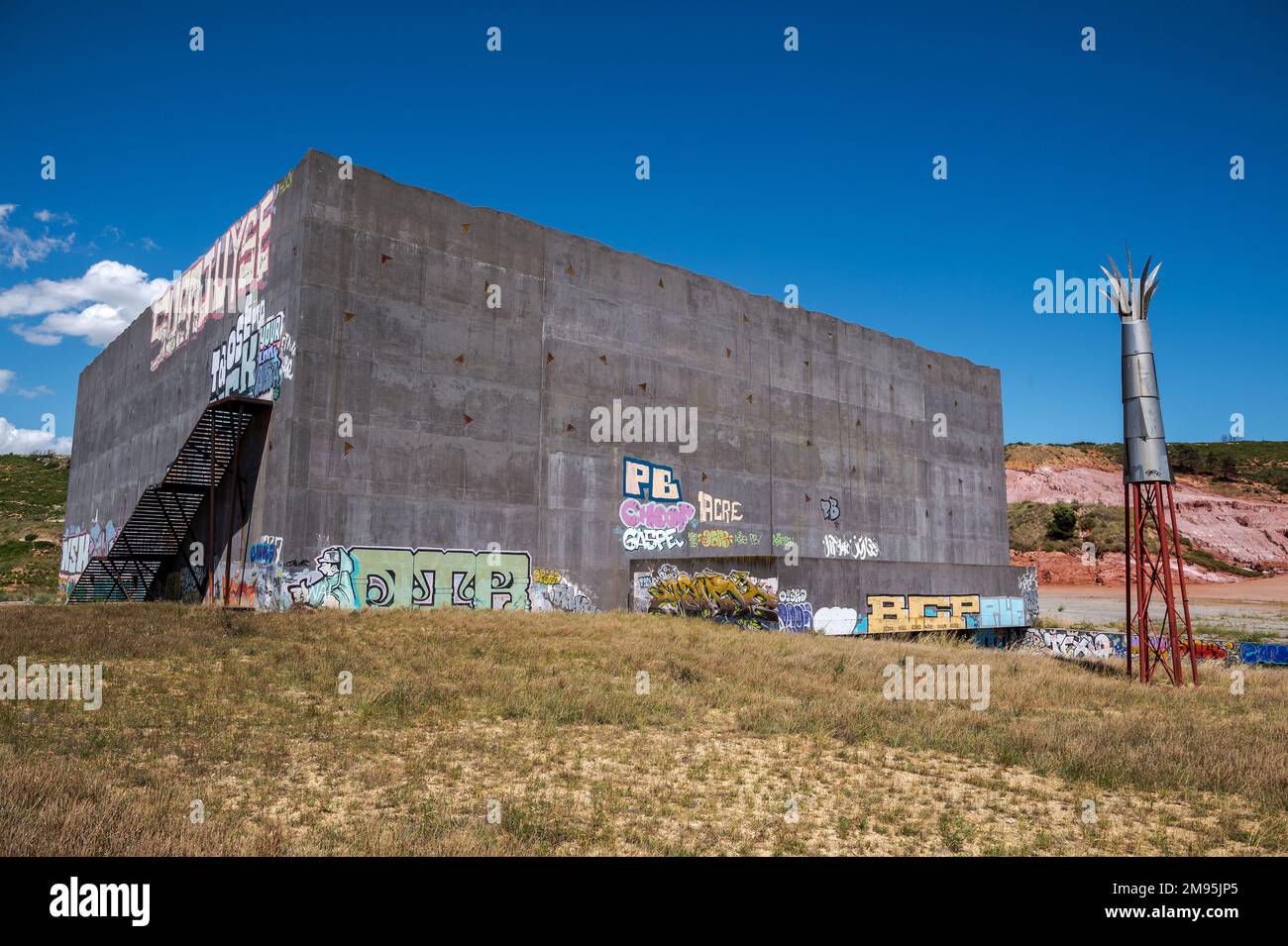 Vitrolles (Südostfrankreich): Das Stadion, ein von Rudy Ricciotti entworfener, betonschwarzer Würfel, ehemaliger Mehrzweckraum, der jetzt nicht mehr genutzt wird. Gebaut auf einem Ersten Stockfoto