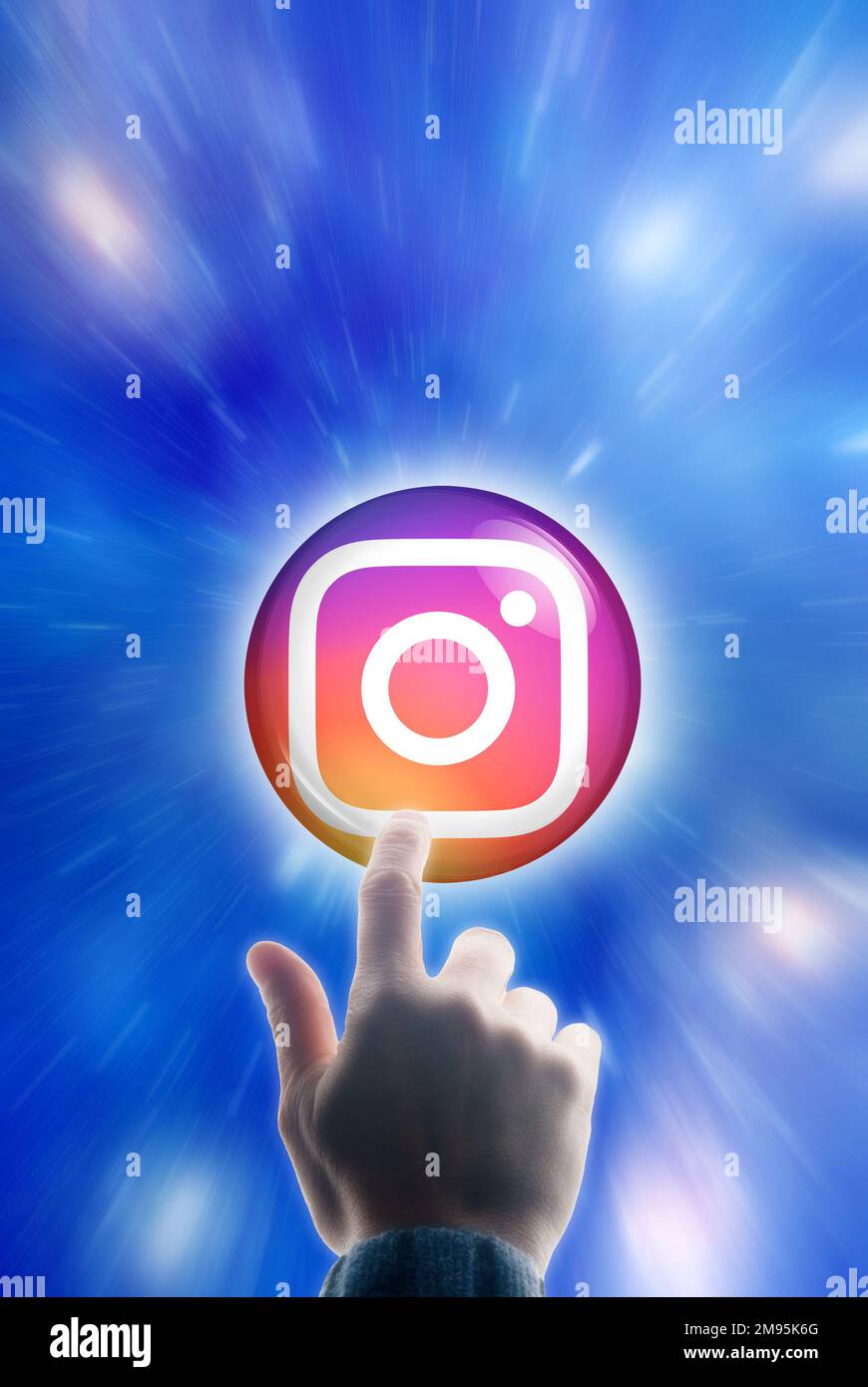 Mann Finger berühren einen Knopf mit Logo von Instagram Stockfoto