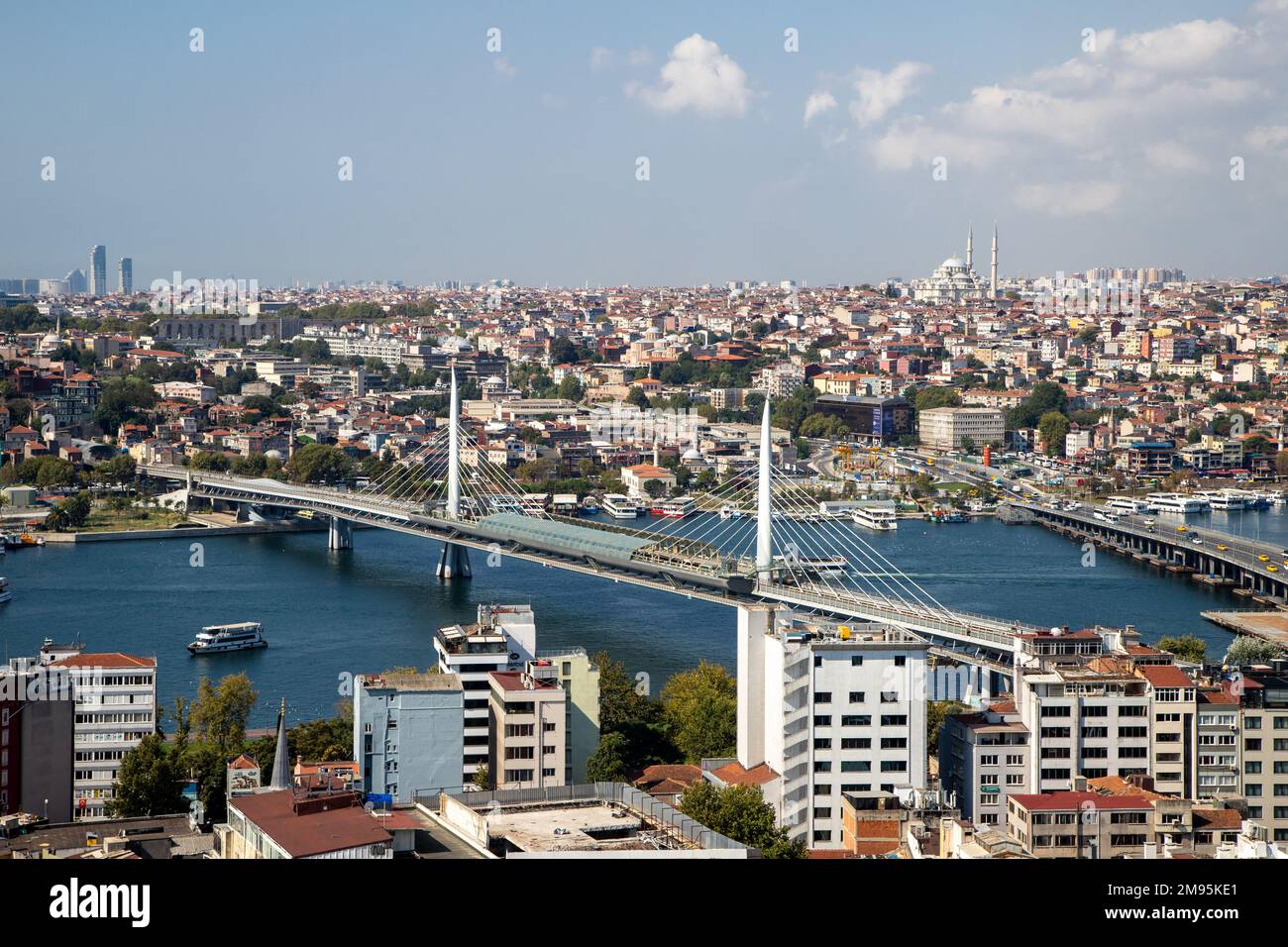 Istanbul, Türkei - 09-01-2022: Atatürk-Brücke, Blick auf das Goldene Horn Stockfoto