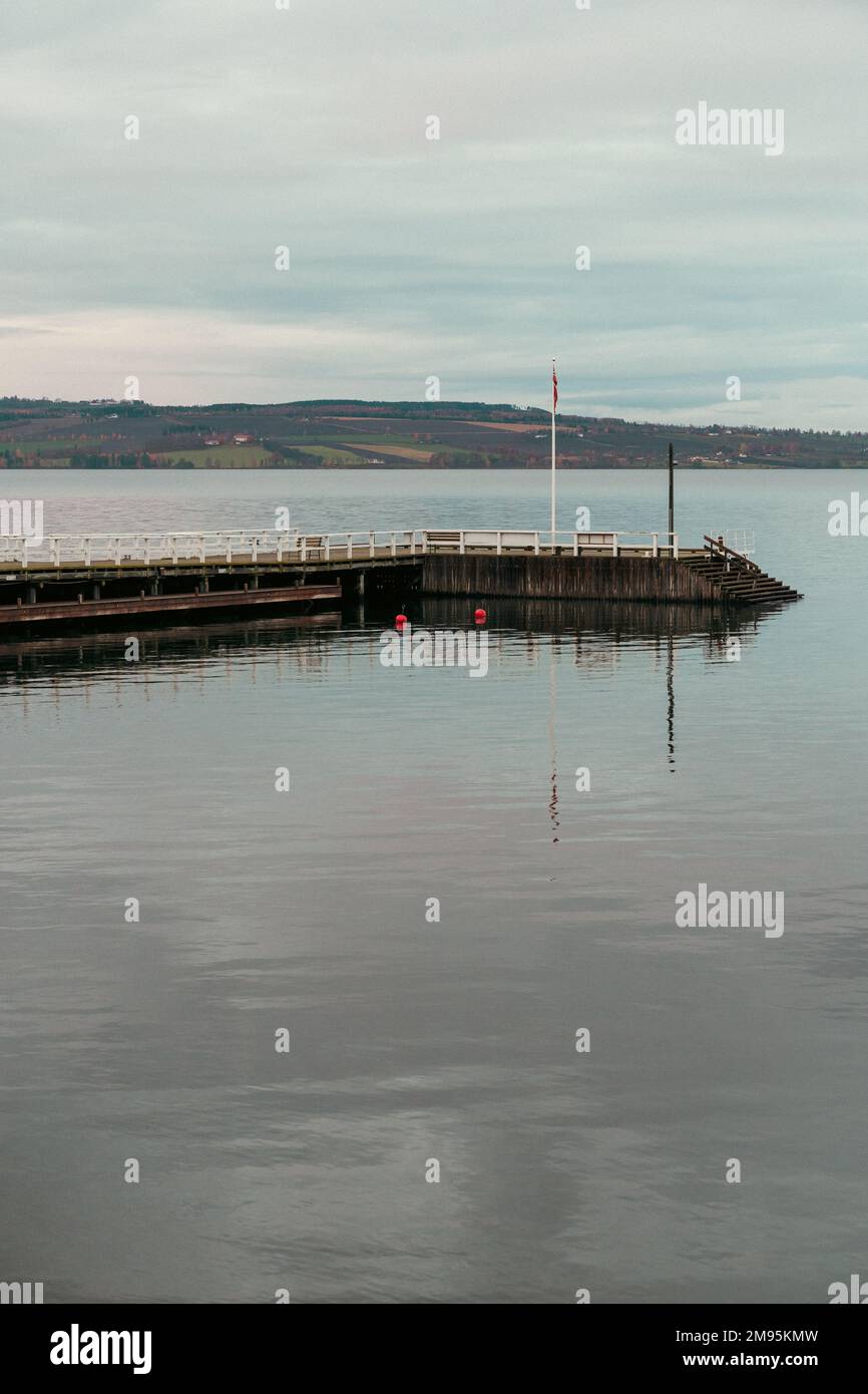 Eine vertikale Werft am See Mjosa an einem späten Herbstabend in Toten, Norwegen Stockfoto