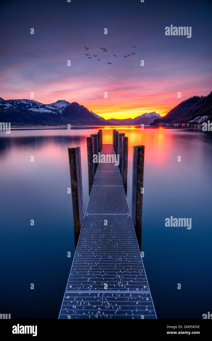 Purple Lake Landschaft mit Bergen und Steg Stockfoto