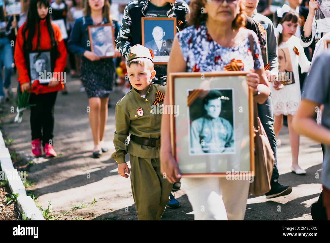VICHUGA, RUSSLAND - 9. MAI 2015: Unsterbliches Regiment - Menschen mit Porträts ihrer Verwandten, Teilnehmer des Zweiten Weltkriegs, am Siegesfeiertag Stockfoto