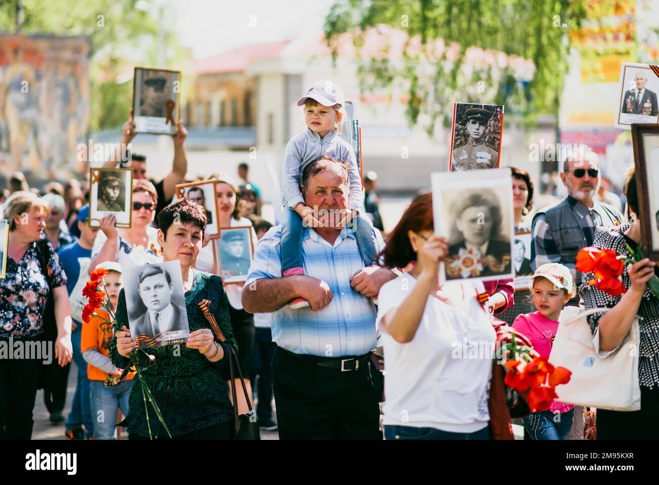 VICHUGA, RUSSLAND - 9. MAI 2015: Unsterbliches Regiment - Menschen mit Porträts ihrer Verwandten, Teilnehmer des Zweiten Weltkriegs, am Siegesfeiertag Stockfoto