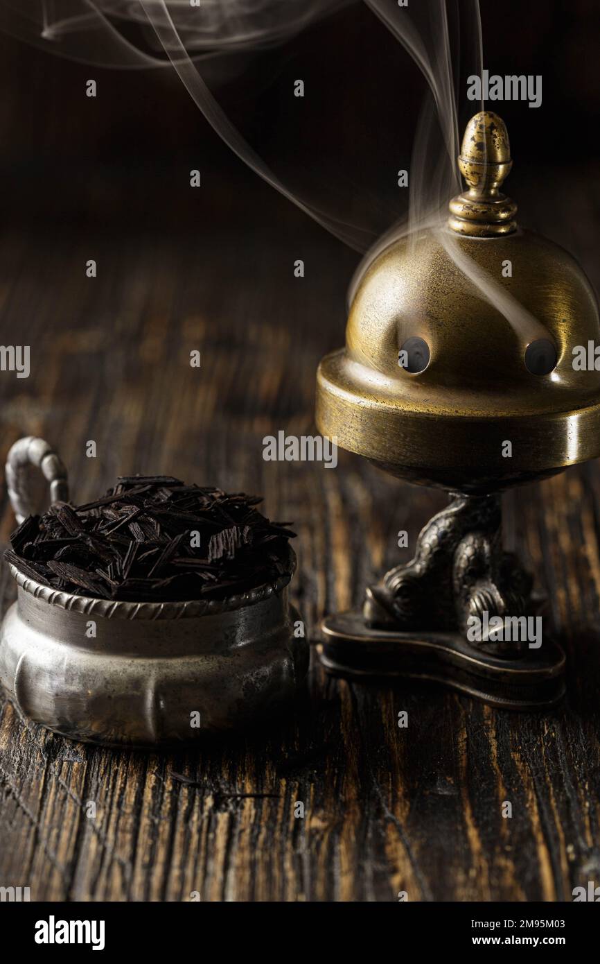 Charme der alten Welt: Schaffen Sie eine zeitlose Atmosphäre mit Incense Burning Stockfoto