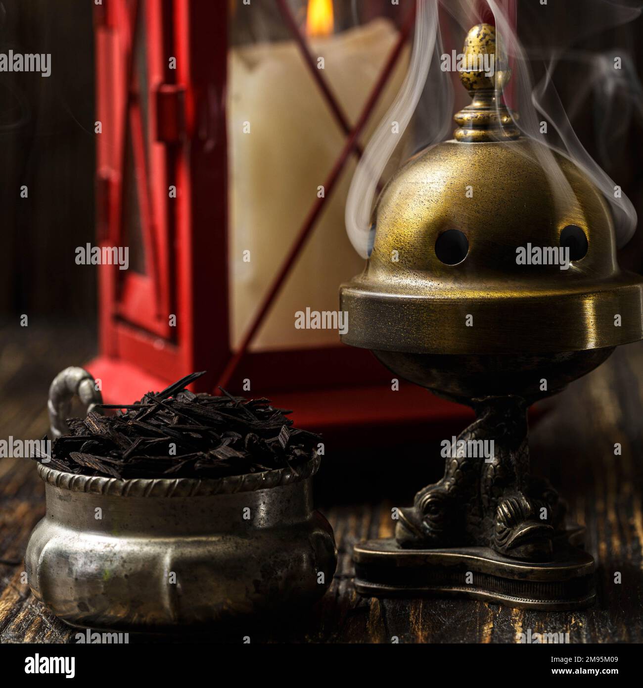 Nostalgisches Aroma: Versetzen Sie sich mit Burning Incense in eine andere Ära Stockfoto