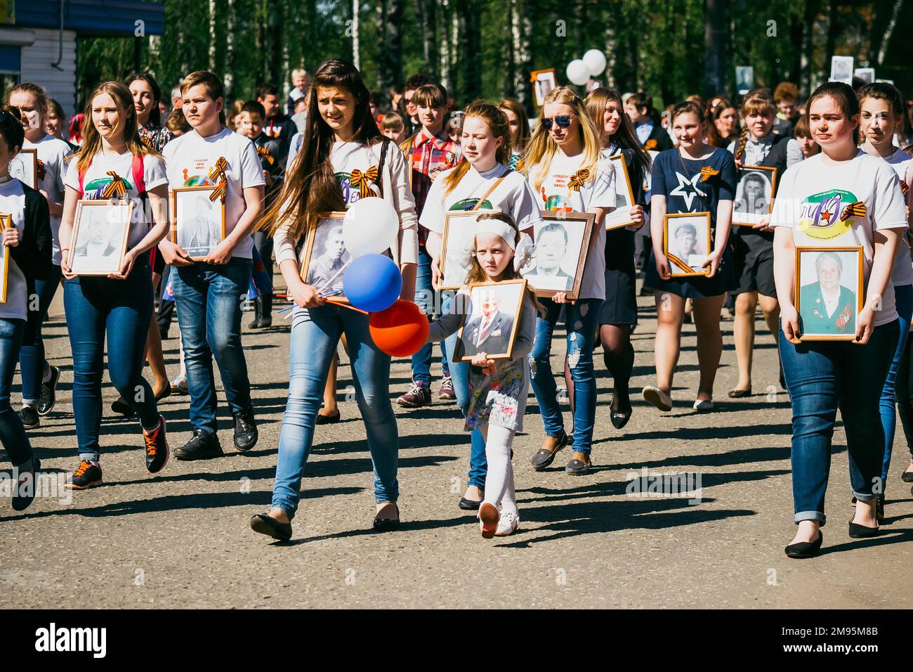 VICHUGA, RUSSLAND - 9. MAI 2016: Unsterbliches Regiment - Menschen mit Porträts ihrer Verwandten, Teilnehmer des Zweiten Weltkriegs, am Siegesfeiertag Stockfoto