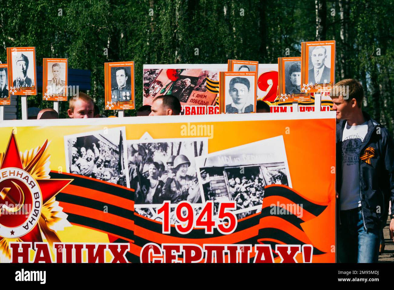 VICHUGA, RUSSLAND - 9. MAI 2015: Unsterbliches Regiment - Menschen mit Porträts ihrer Verwandten, Teilnehmer des Zweiten Weltkriegs, am Siegesfeiertag Stockfoto