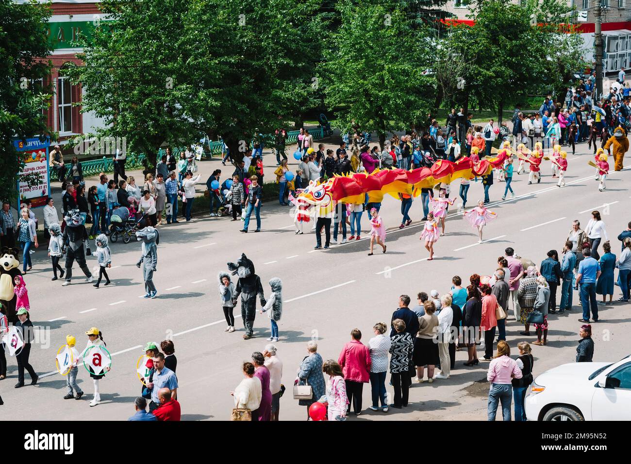 VICHUGA, RUSSLAND - 11. JUNI 2016: Eine Menschenmenge, die die Straße entlang läuft, um den Stadttag Vichuga, Russland, zu feiern Stockfoto