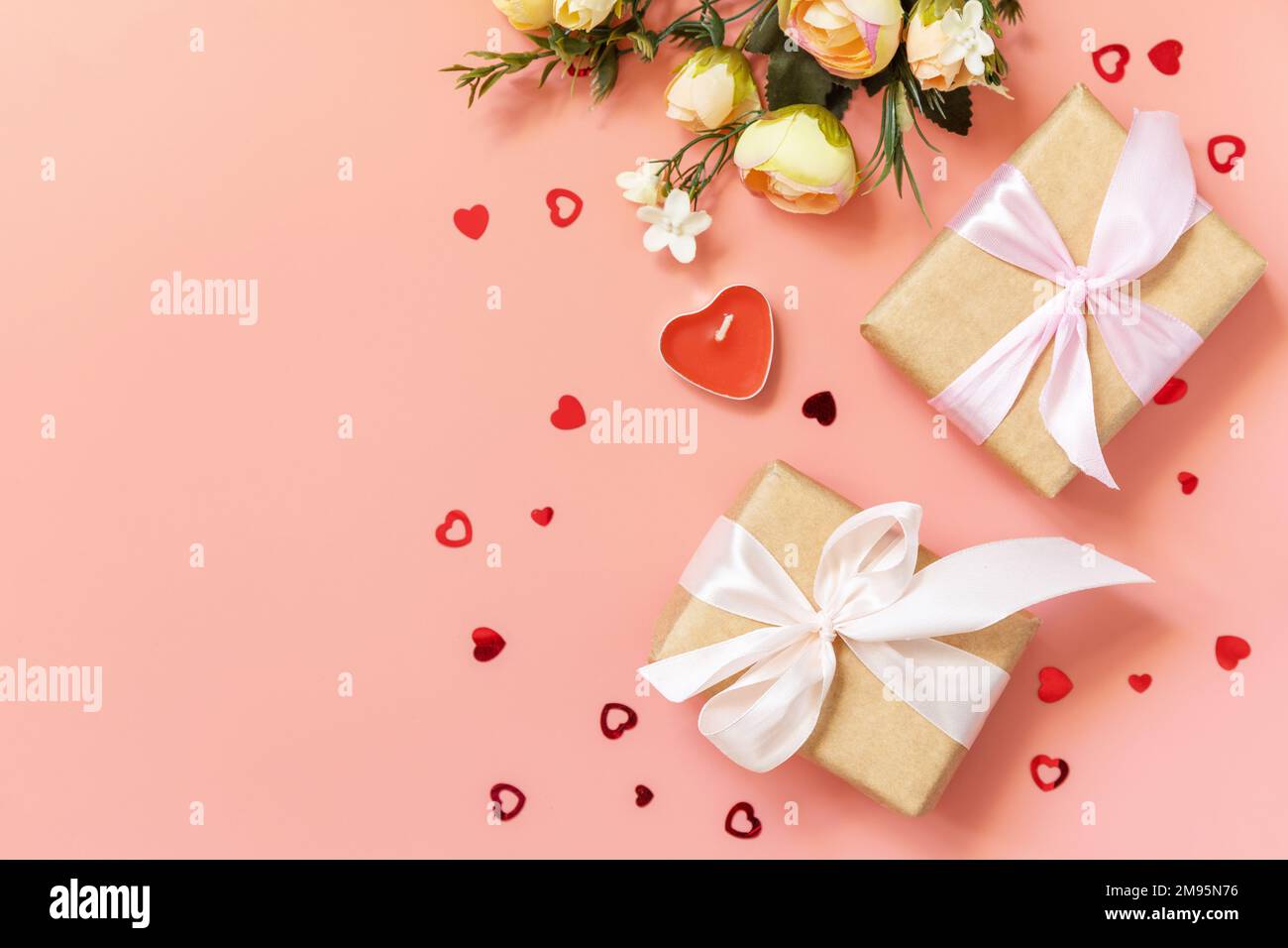 Valentinstag, Frauentag, Geburtstag, Muttertag Grußkarte Hintergrund mit handgemachter Geschenkbox und Frühlingsblume auf pinkfarbenem Hintergrund. Ansicht von Stockfoto
