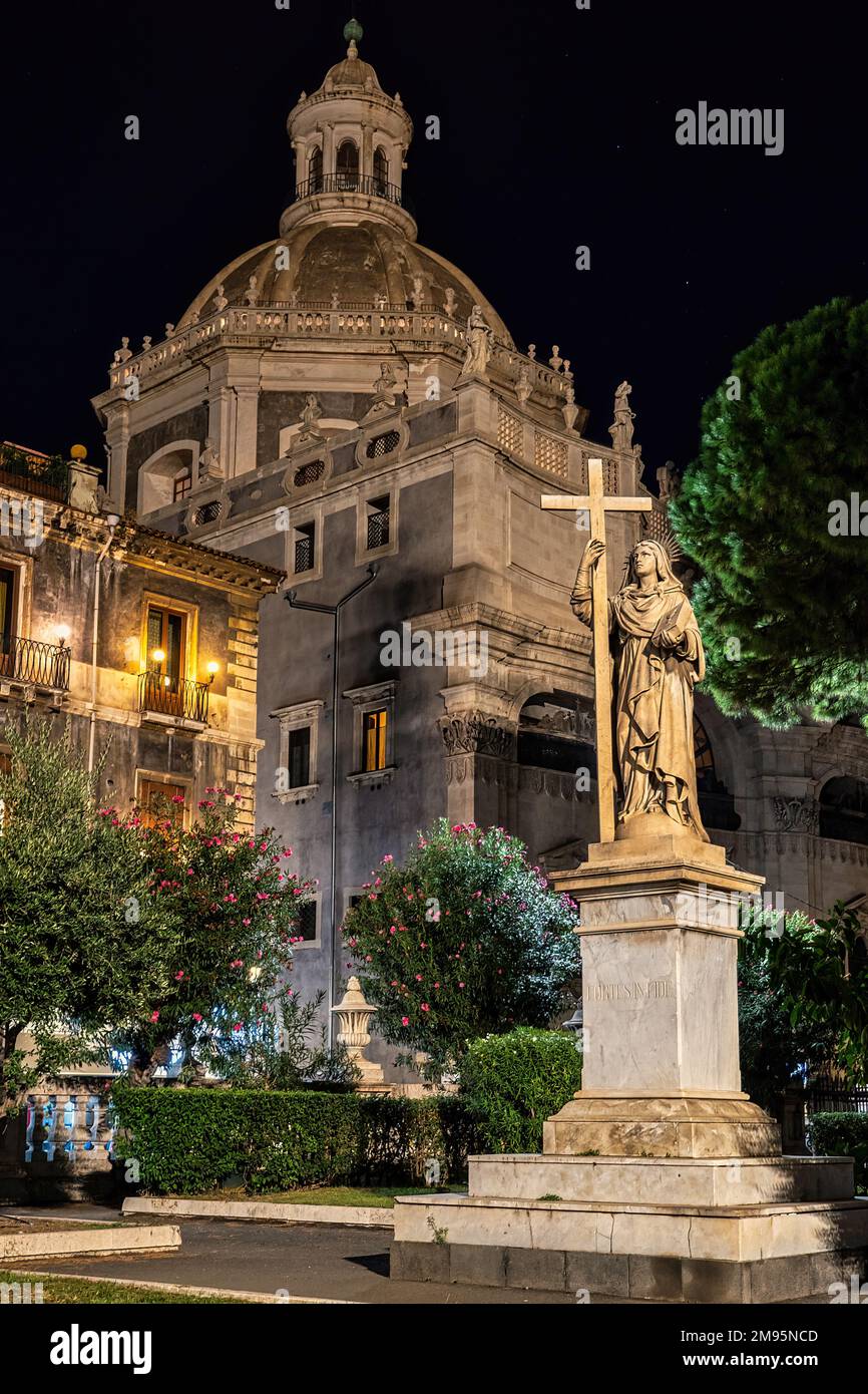 Statue des christlichen Glaubens in den Gärten von Sant'Agata. Hinter der barocken Kirche der Badia di Sant'Agata. Catania, Sizilien, Italien Stockfoto