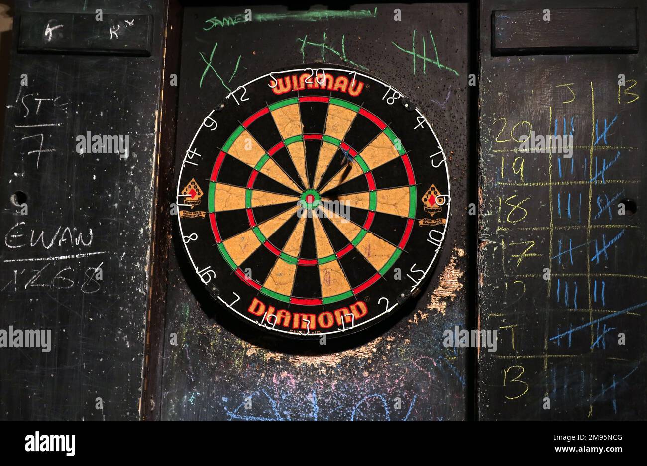 Winmau Diamond Pub Dartboard, Dart erreicht achtzehn Plätze Stockfoto