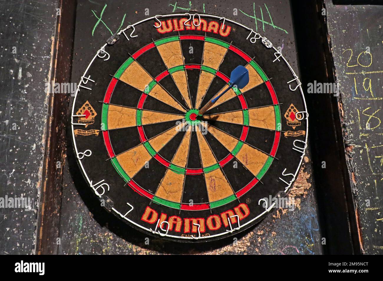 Winmau Diamond Pub Dartboard, blauer Dart im Bullseye, fünfzig Punkte Stockfoto
