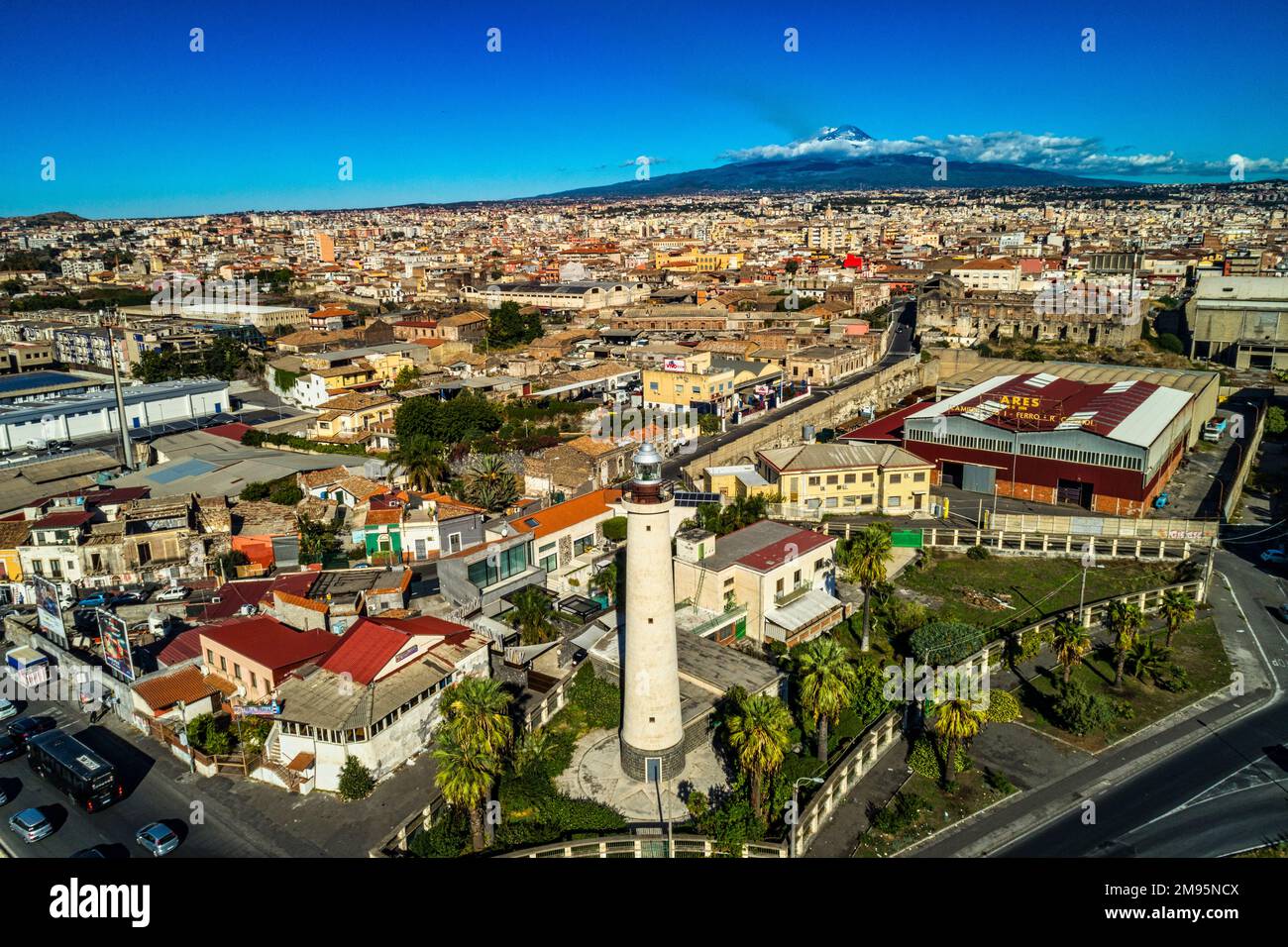 Wunderschöner Blick aus der Vogelperspektive auf die Stadt Catania auf Sizilien von oben mit dem Vulkan Ätna am Horizont. Catania, Sizilien, Italien, Europa Stockfoto