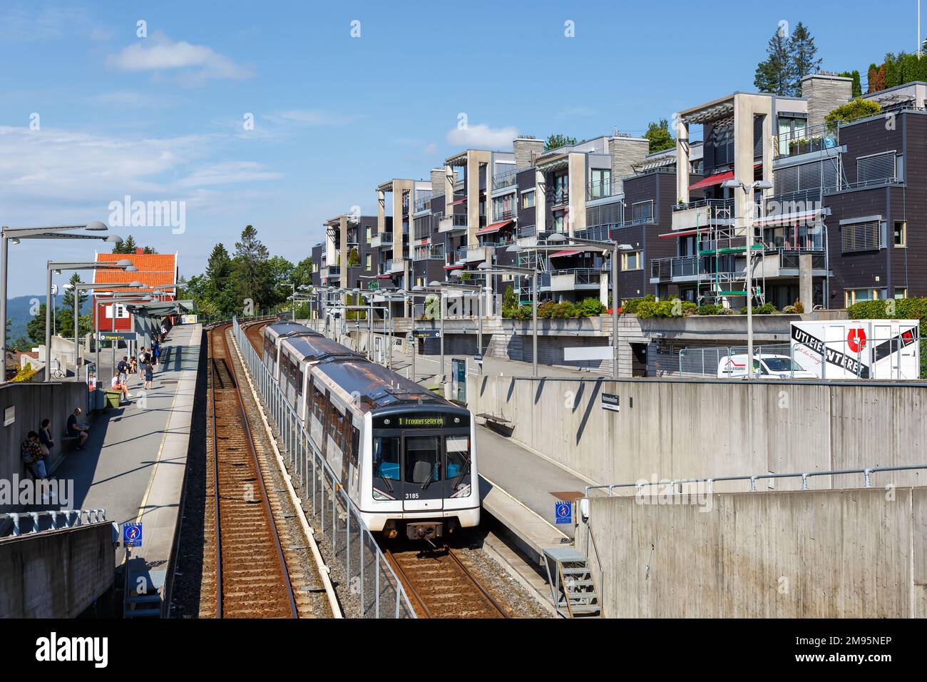 Oslo, Norwegen - 15. August 2022: Metro Tunnelbane am Bahnhof Holmenkollen, öffentliche Verkehrsmittel in Oslo, Norwegen. Stockfoto