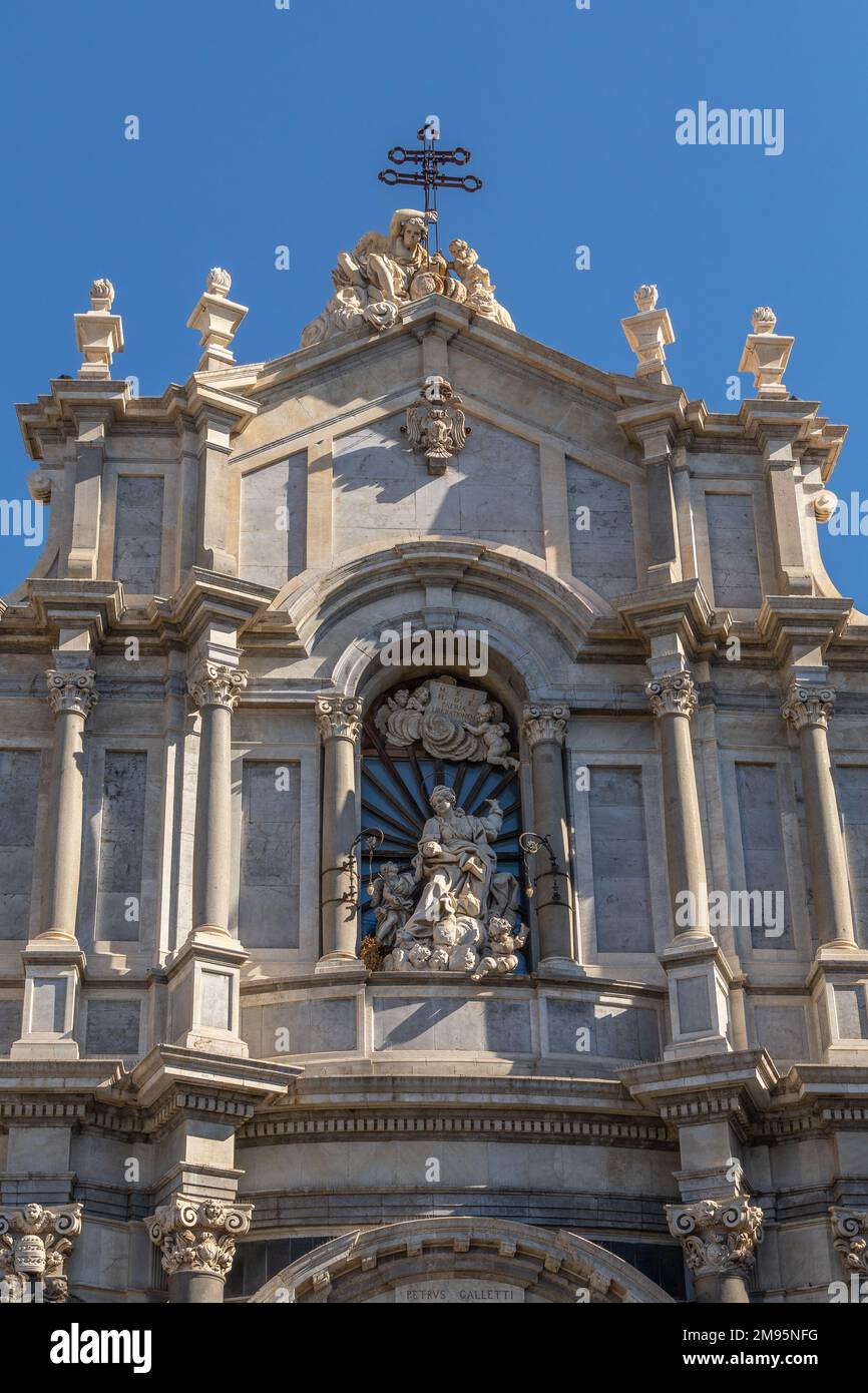 Die Fassade der Kathedrale von Sant'Agata hat drei zusammengesetzte Orden im korinthischen Stil und einen Dachboden komplett aus Carrara-Marmor. Catania Stockfoto