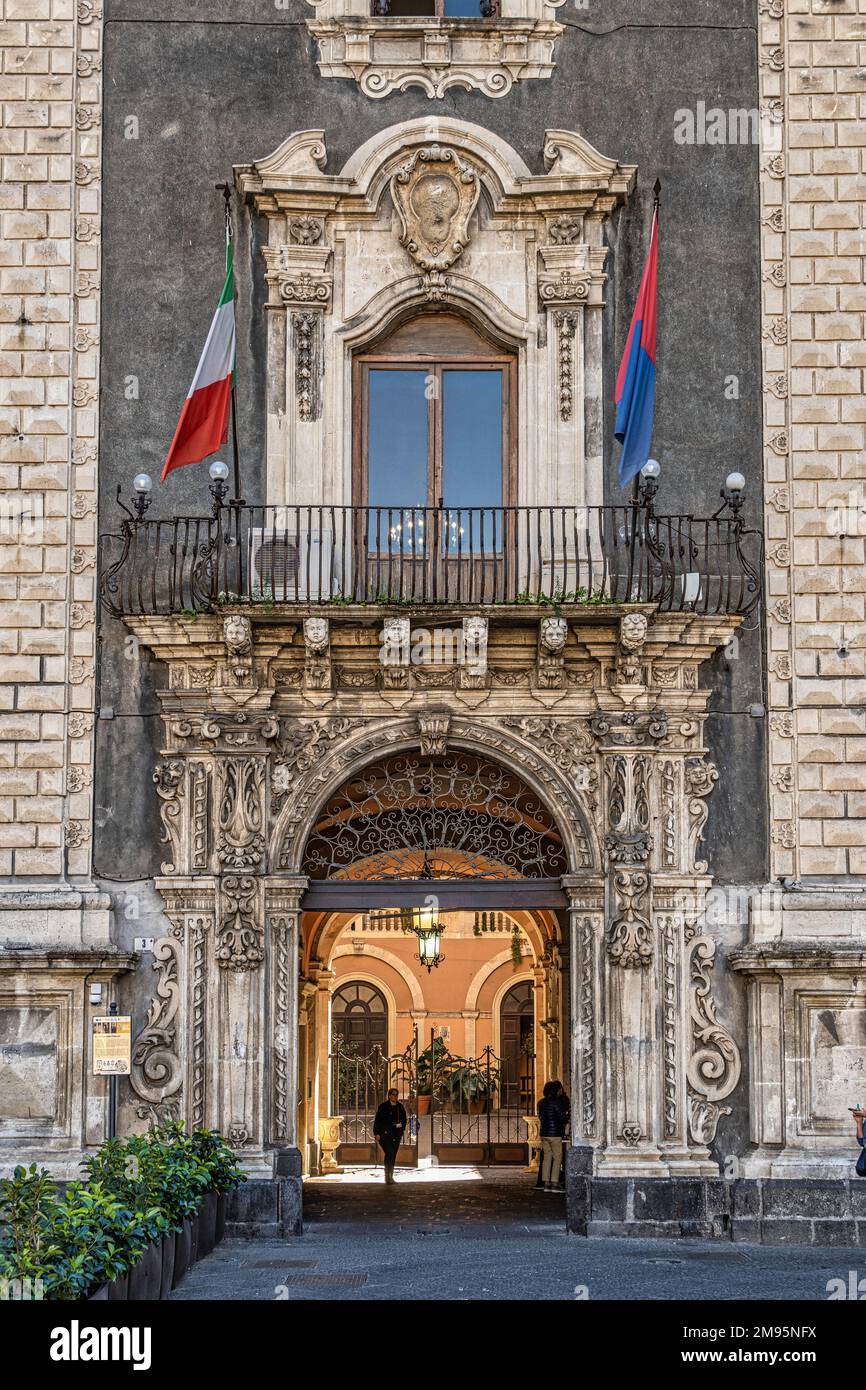 Der Eingang zum Palazzo dei Chierici oder Palazzo del Seminario dei Chierici. Es befindet sich auf der malerischen Piazza Duomo in Catania, neben der cathe Stockfoto