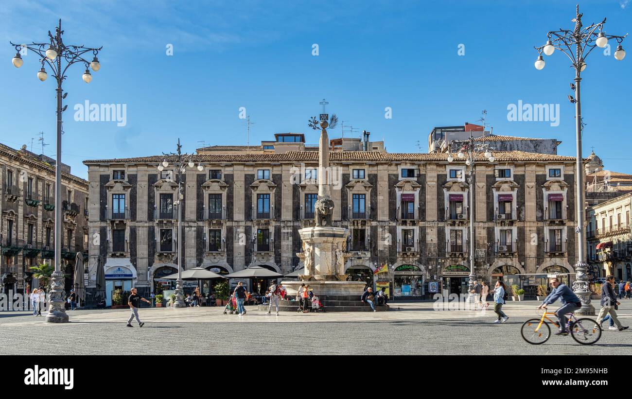 Piazza del Duomo mit dem Elefantenbrunnen Symbol der Stadt Catania. Catania, Sizilien, Italien, Europa Stockfoto