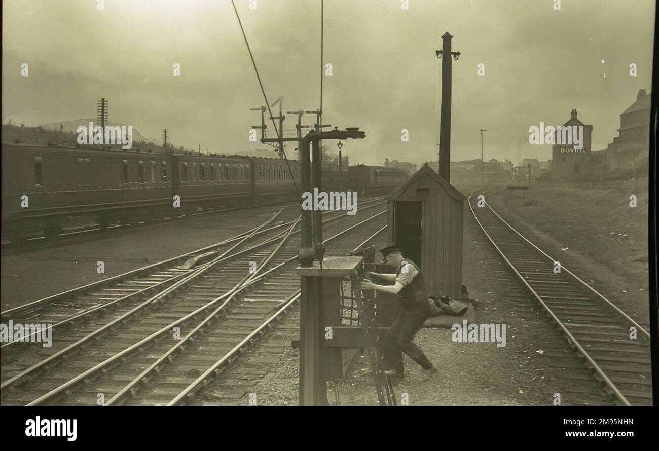 Ein Bahnmann bereitet den TPO-Apparat an der Kreuzung Llandudno vor Stockfoto