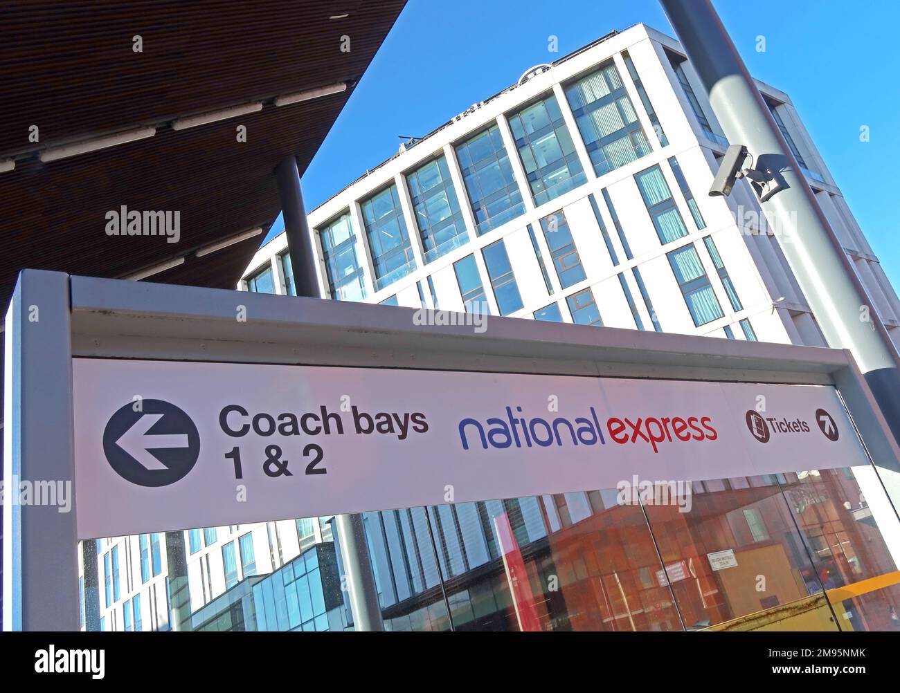 National Express, Bushaltestellen, am Busbahnhof Liverpool One, Canning Place, Liverpool, Merseyside, England, UK, L1 8JX Stockfoto
