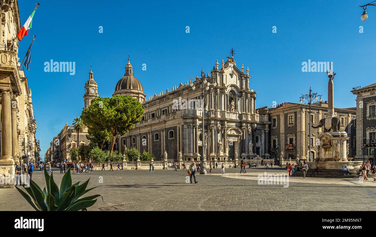 Piazza Duomo, die Basilika Sant'Agata und der Obelisk des Elefanten sind Symbole der Stadt Catania. Catania, Sizilien, Italien, Europa Stockfoto