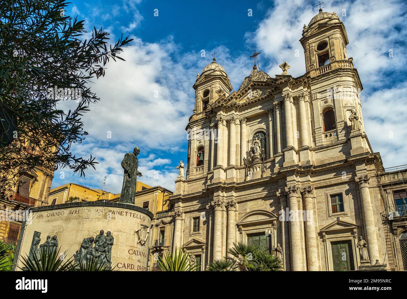 Die Fassade der Kirche San Francesco d'Assisi all'Immacolata mit der Statue von Kardinal Giuseppe Benedetto Dusmet. Catania, Sizilien, Italien Stockfoto