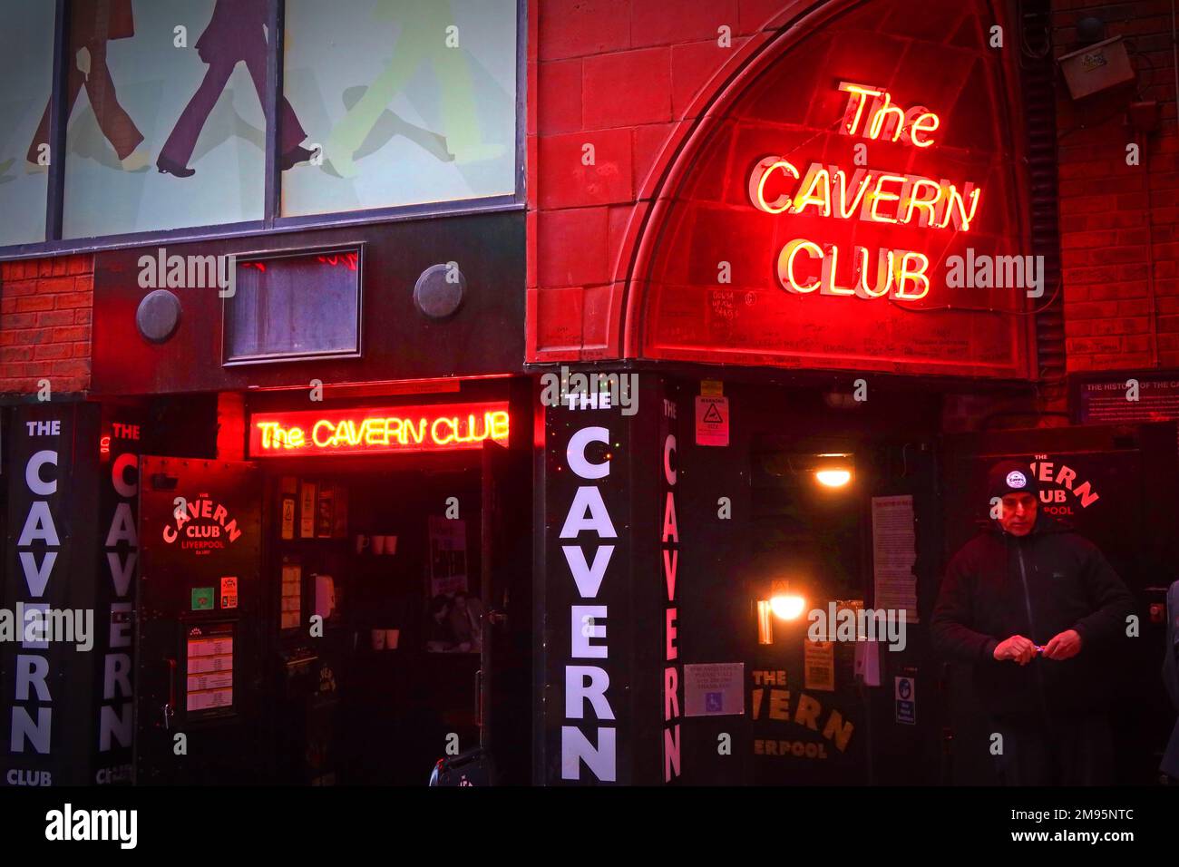 Neonschild bei Cavern Walks, The Cavern Club, Pub und andere Veranstaltungsorte, 10 Mathew St, Liverpool, Merseyside, England, UK, L2 6RE Stockfoto
