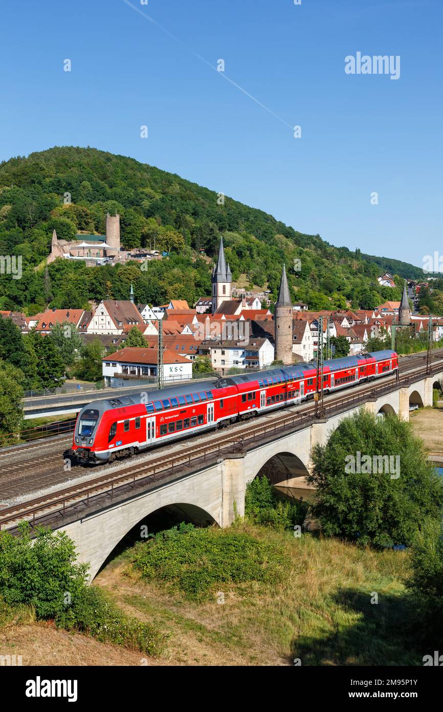 Gemuenden am Main, Deutschland - 3. August 2022: Regionalzug Bombardier Twindexx Vario der Deutschen Bahn DB Regio bilevel Rail Car Portrait Format Stockfoto