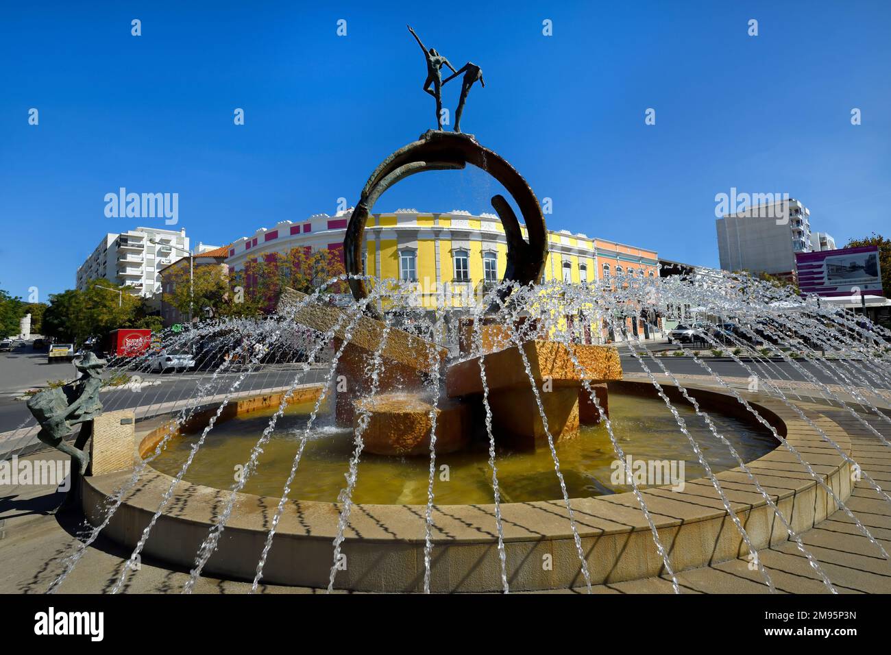 Kreisverkehr mit Brunnen im Stadtzentrum, Loule, Faro, Algarve, Portugal Stockfoto