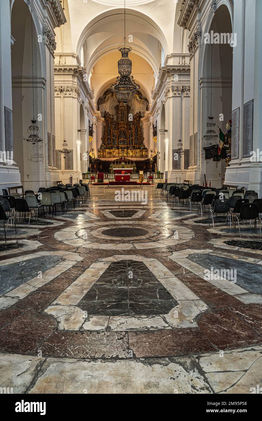Das Innere der Kirche San Nicolò l'Arena, Hauptaltar und Marmorboden in der Mitte der Kirche in Form eines lateinischen Kreuzes. Catania, Sizilien, Stockfoto