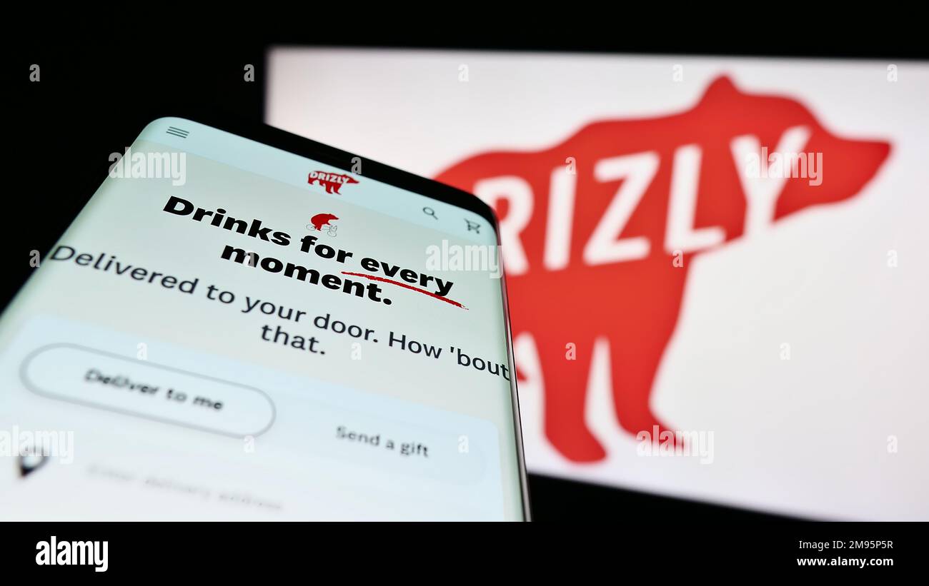 Smartphone mit Website des US-Alkohollieferunternehmens Drizly LLC auf dem Bildschirm vor dem Unternehmenslogo. Fokus auf oberer linker Seite des Telefondisplays. Stockfoto