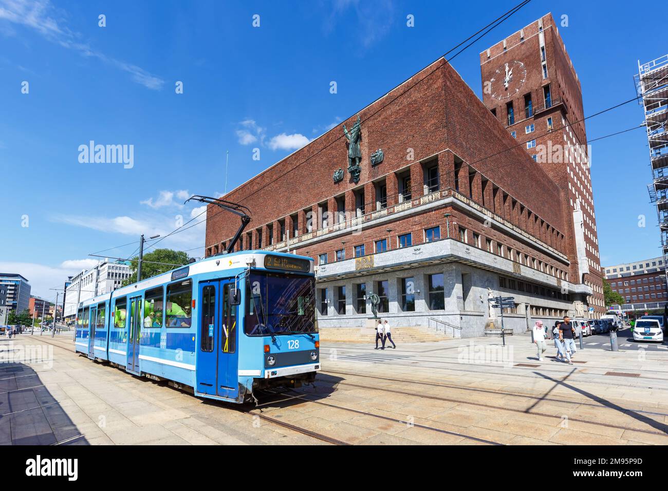 Oslo, Norwegen - 15. August 2022: Straßenbahn mit öffentlichen Verkehrsmitteln am Rathaus in Oslo, Norwegen. Stockfoto