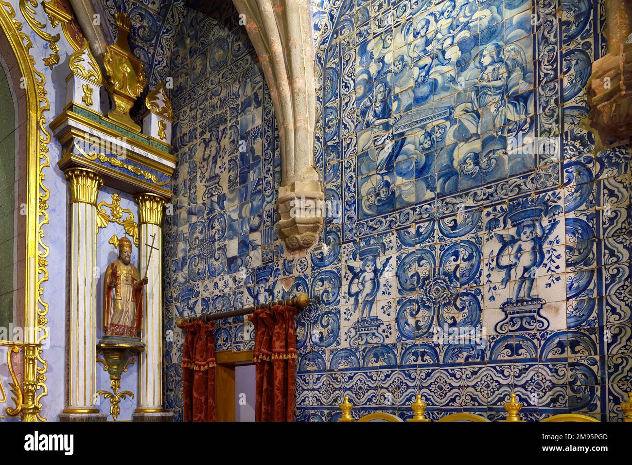 Bemalte Kacheln bedeckte Wände, Hauptchor und Kapelle, Maria Himmelfahrt Kirche, Alte, Loule, Algarve, Portugal Stockfoto