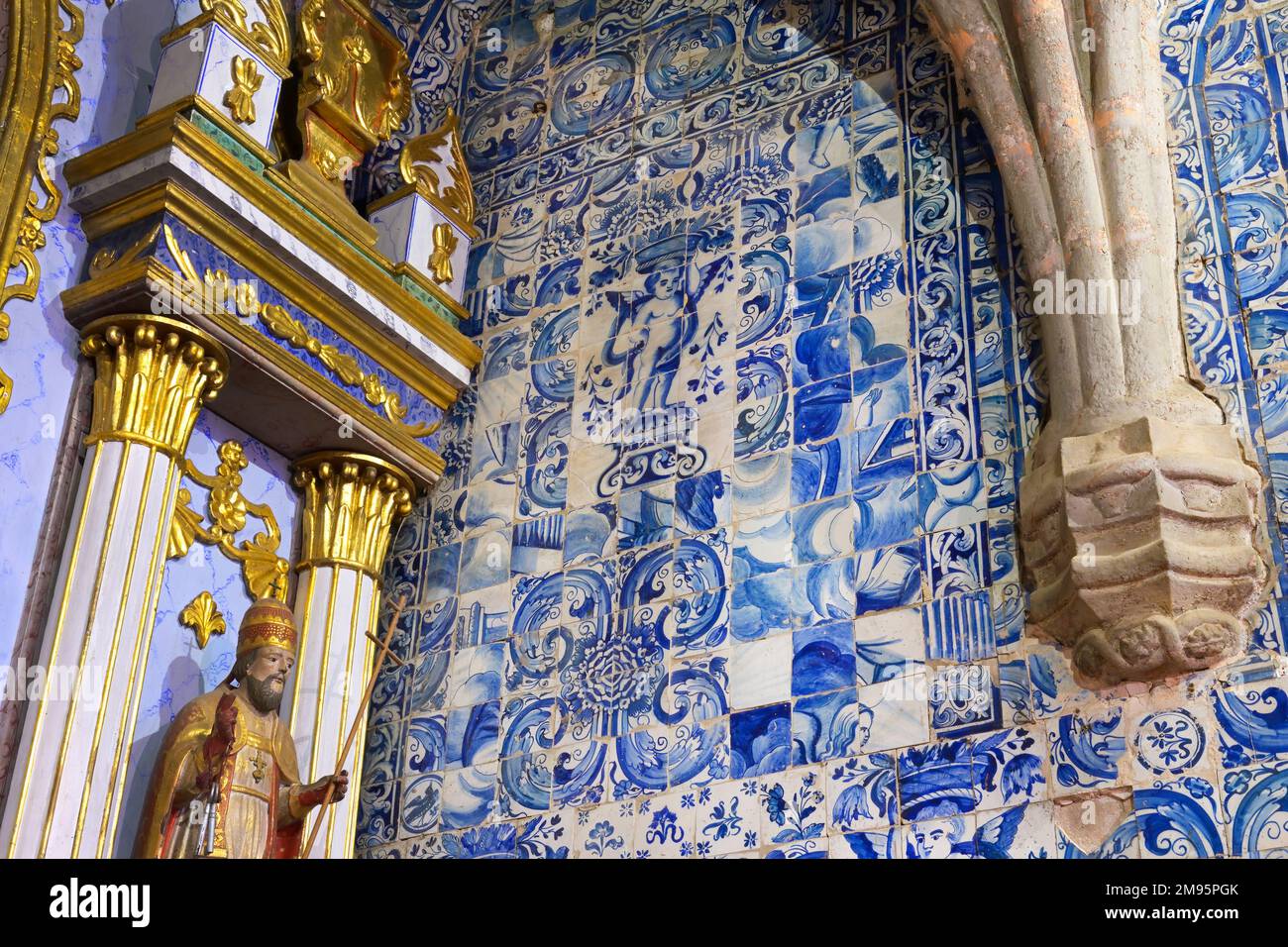 Bemalte Kacheln bedeckte Wände, Hauptchor und Kapelle, Maria Himmelfahrt Kirche, Alte, Loule, Algarve, Portugal Stockfoto