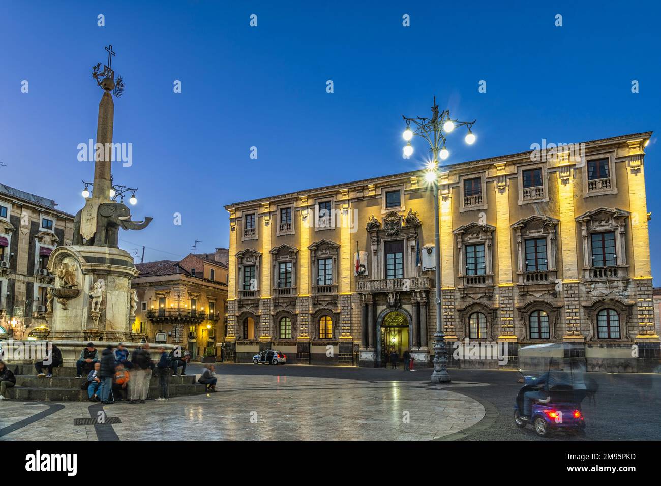 Piazza del Duomo mit Elefantenbrunnen und Palazzo degli Elefanti, jetzt das Rathaus der Stadt Catania. Catania, Sizilien, Italien, Europa Stockfoto