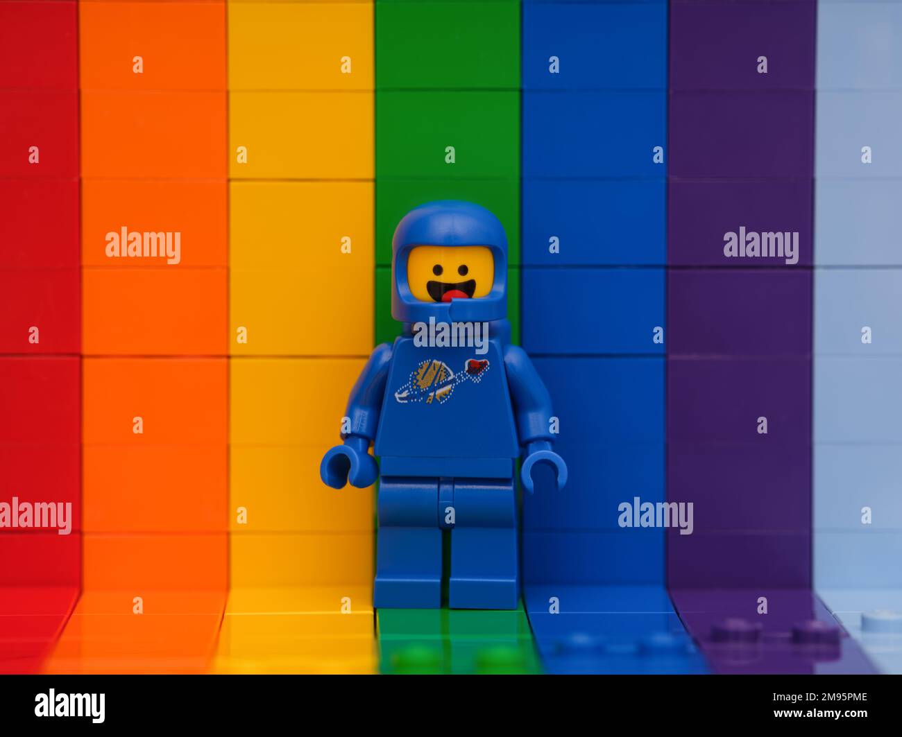 Tambov, Russische Föderation - 07. November 2022 Ein blauer Lego-Astronaut Benny Minifigure, der vor einer Regenbogenkulisse steht Stockfoto