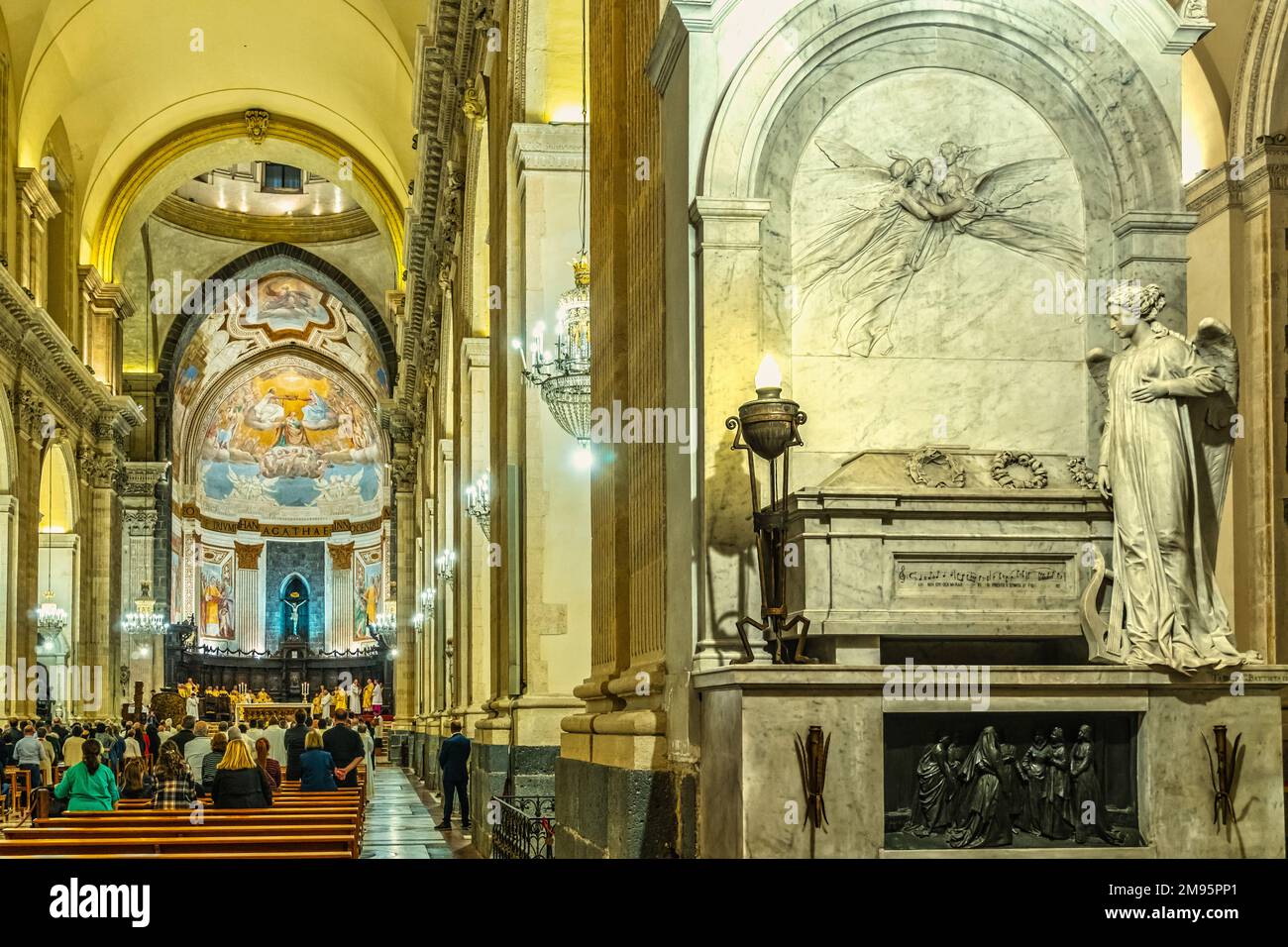 Kathedrale von Catania, das Grab von Vincenzo Bellini, berühmter Komponist und Bürger von Catania und das zentrale Schiff. Catania, Sizilien, Italien, Europa Stockfoto