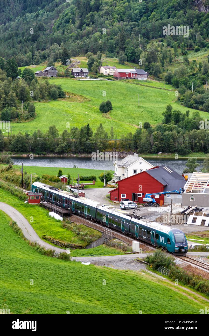 Seimsgrend, Norwegen - 17. August 2022: Regionalzug Stadler FLIRT von VY Vossebane im Porträtformat Bergen Railway bei Seimsgrend, Norwegen. Stockfoto