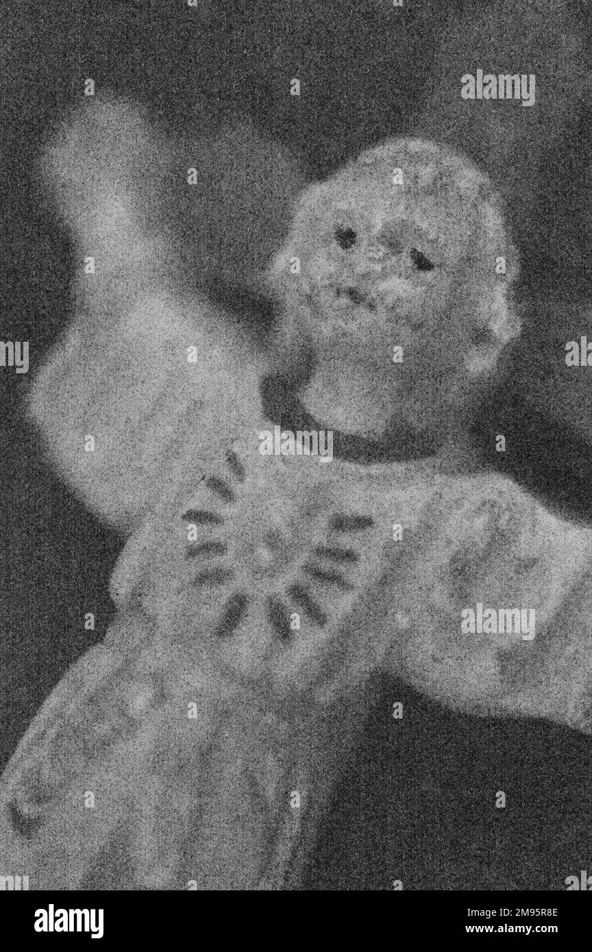 Monochromes Bild eines abgenutzten, bemalten Gipsmodells des heiligen Jungen oder Jesu Christi, der mit offenen Armen steht Stockfoto