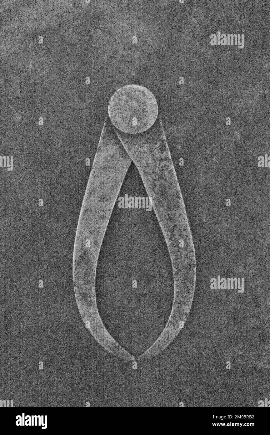 Monochromes Bild von Metallmessschiebern mit gekrümmten Armen, die auf lackiertem Metall liegen Stockfoto